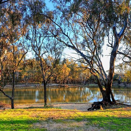 Deniliquin Riverside Caravan Park Dış mekan fotoğraf
