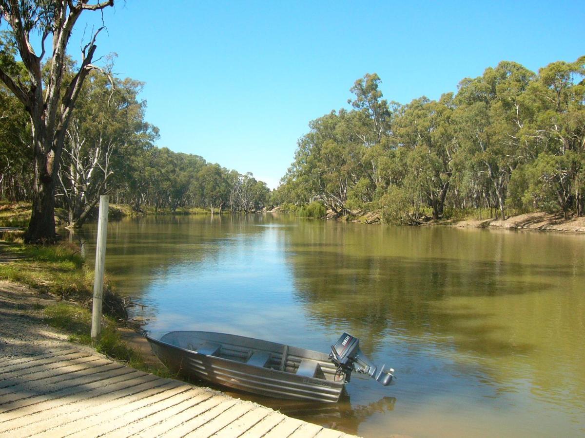 Deniliquin Riverside Caravan Park Dış mekan fotoğraf