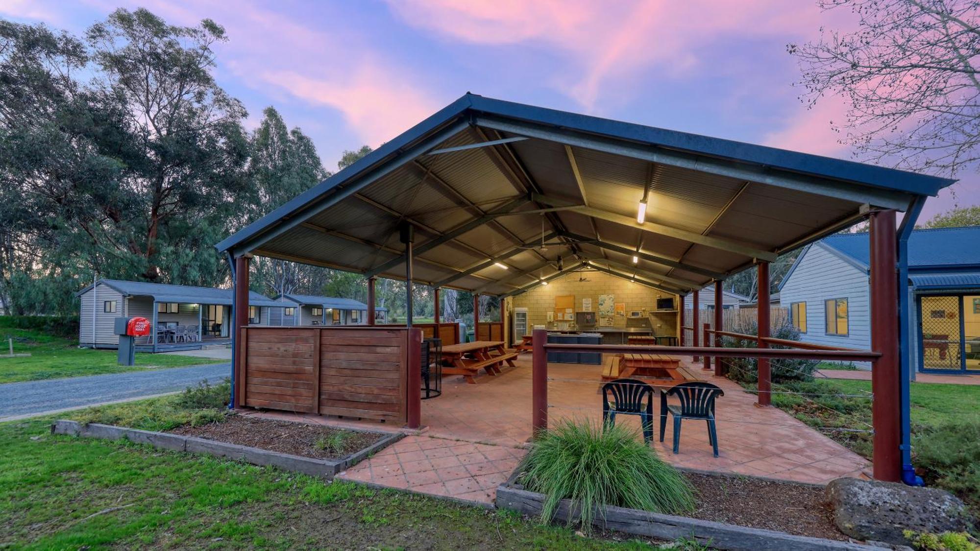 Deniliquin Riverside Caravan Park Dış mekan fotoğraf