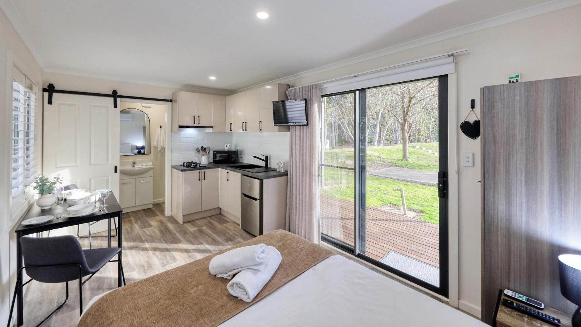 Deniliquin Riverside Caravan Park Dış mekan fotoğraf