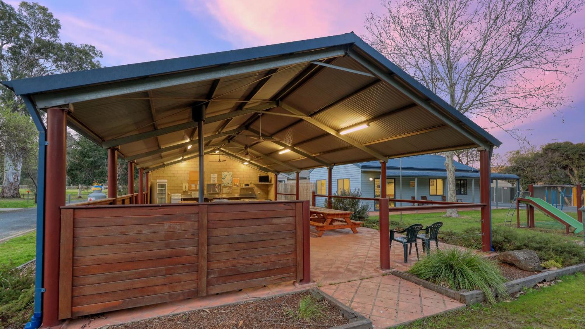 Deniliquin Riverside Caravan Park Dış mekan fotoğraf