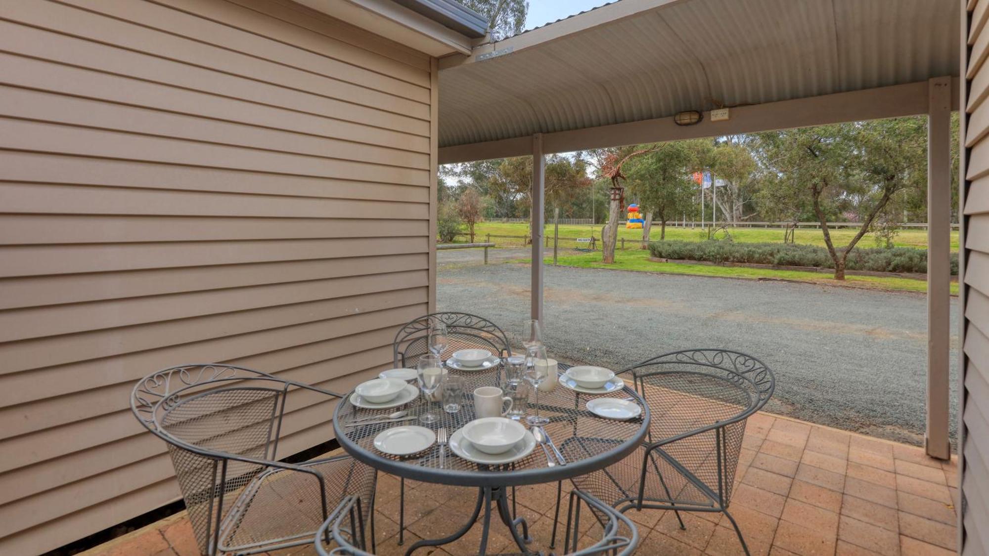Deniliquin Riverside Caravan Park Dış mekan fotoğraf