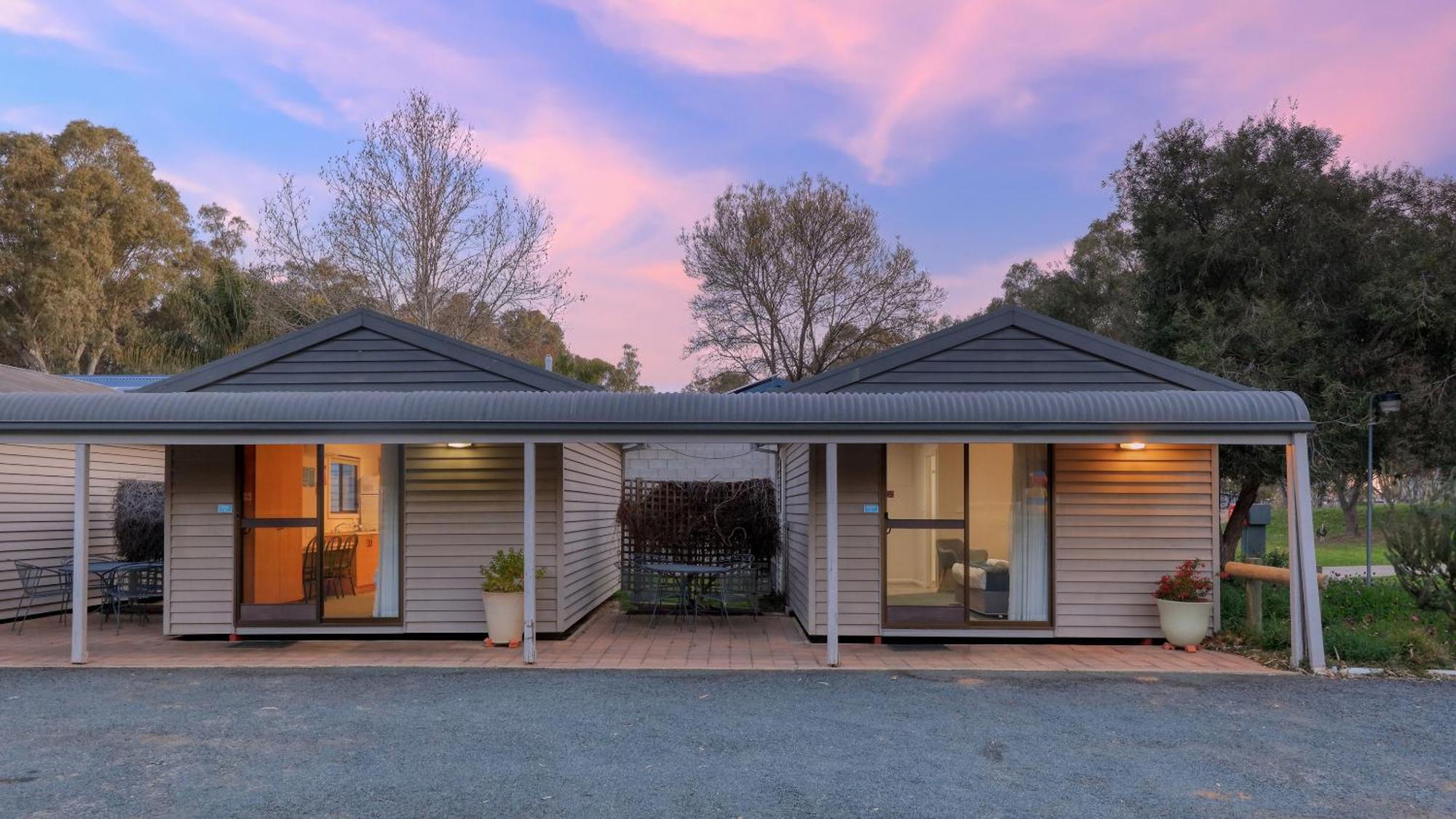 Deniliquin Riverside Caravan Park Dış mekan fotoğraf