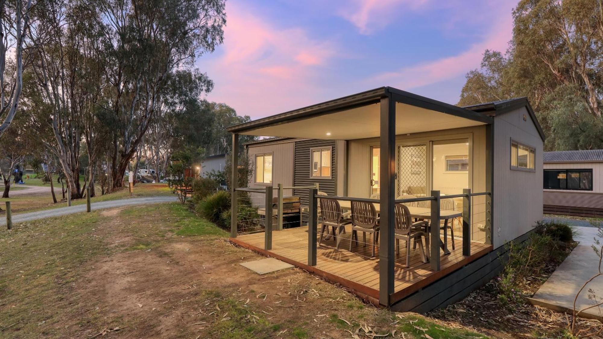 Deniliquin Riverside Caravan Park Dış mekan fotoğraf