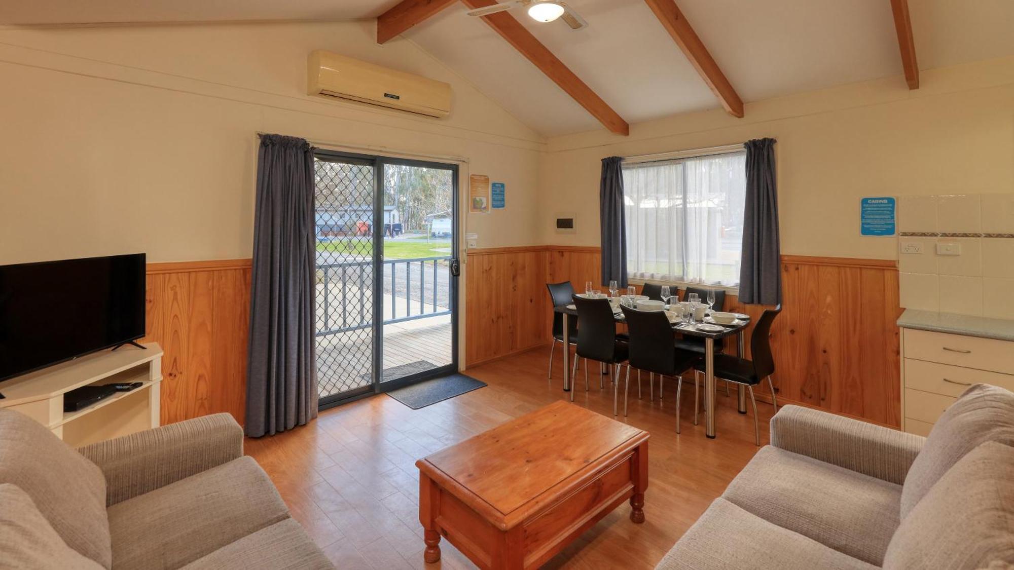 Deniliquin Riverside Caravan Park Dış mekan fotoğraf