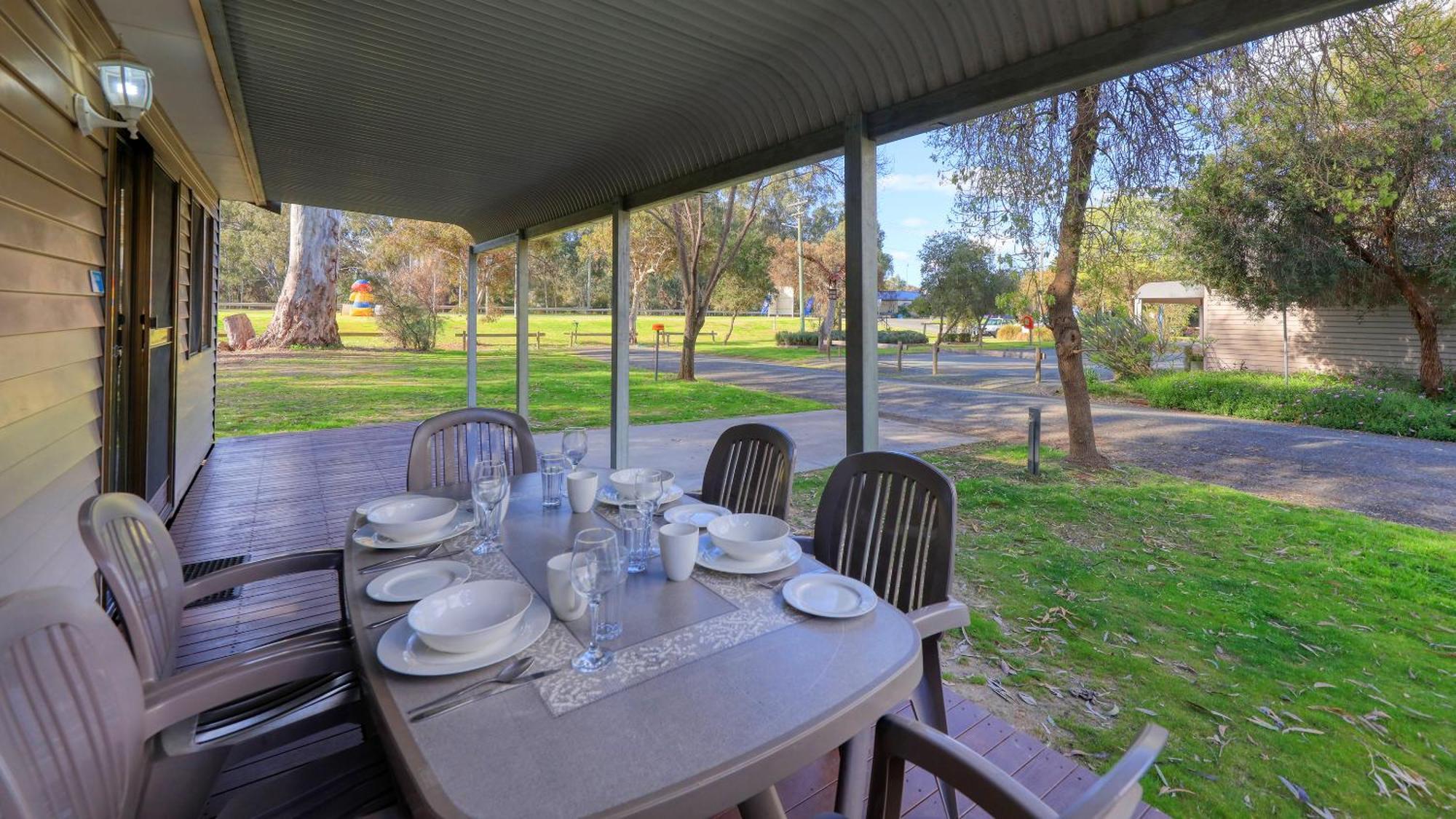 Deniliquin Riverside Caravan Park Dış mekan fotoğraf