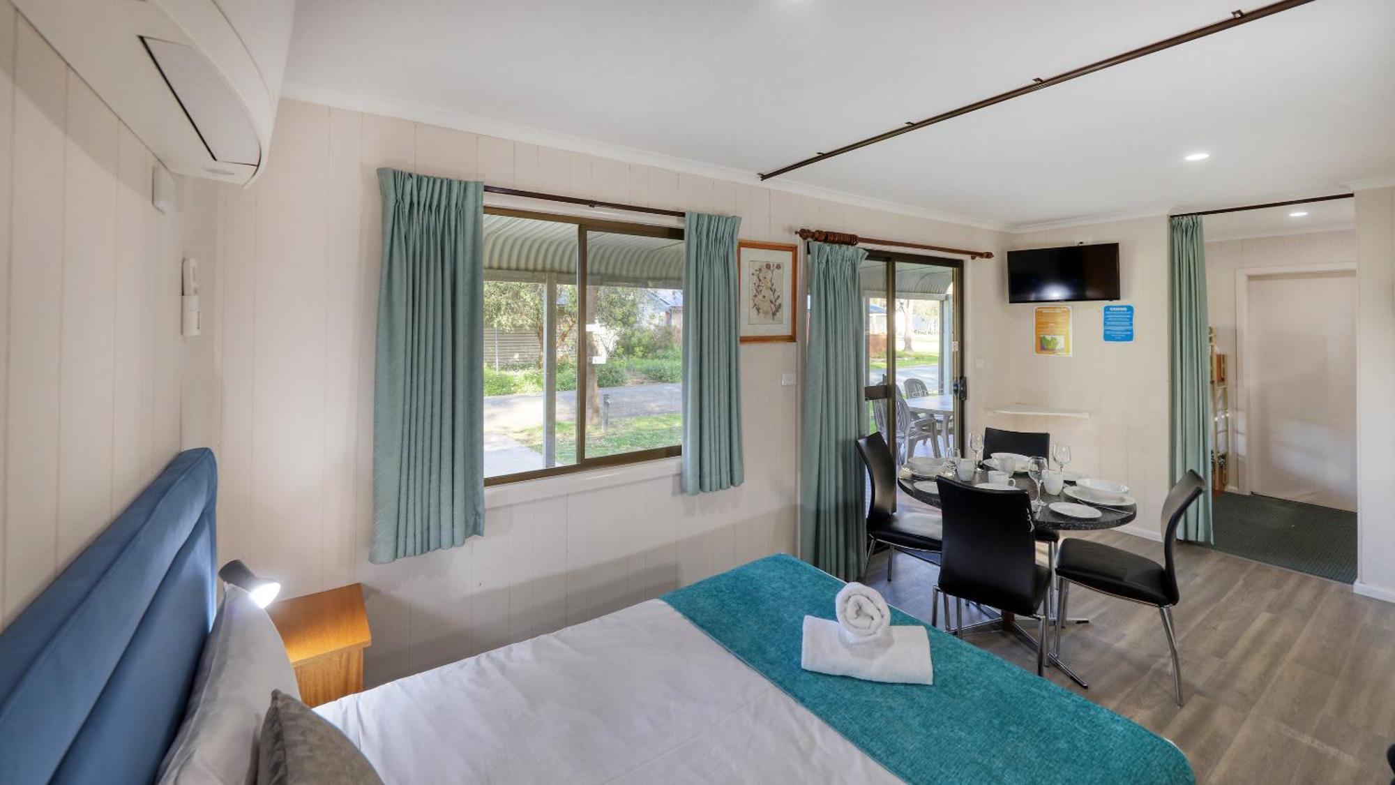 Deniliquin Riverside Caravan Park Dış mekan fotoğraf