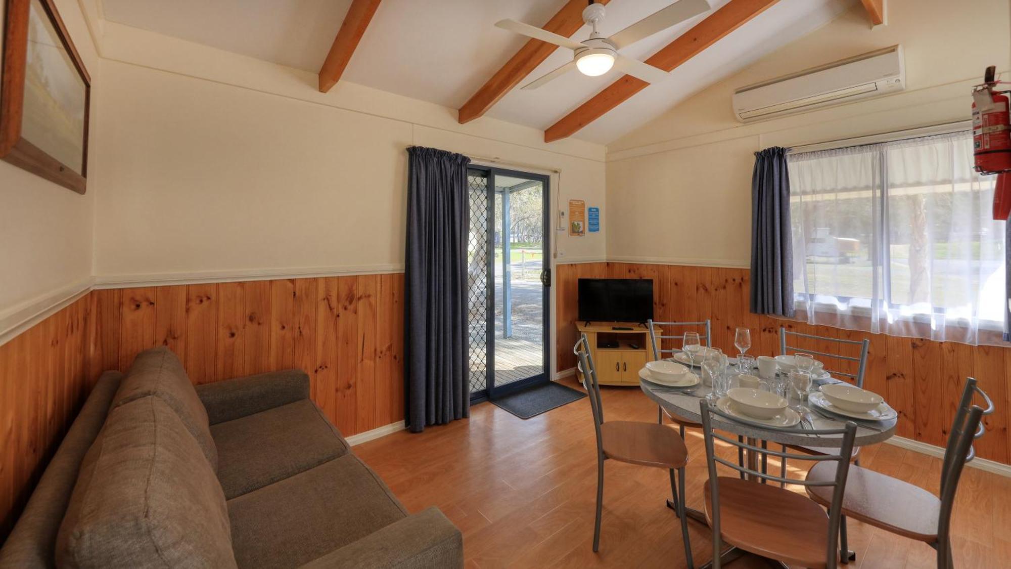Deniliquin Riverside Caravan Park Dış mekan fotoğraf