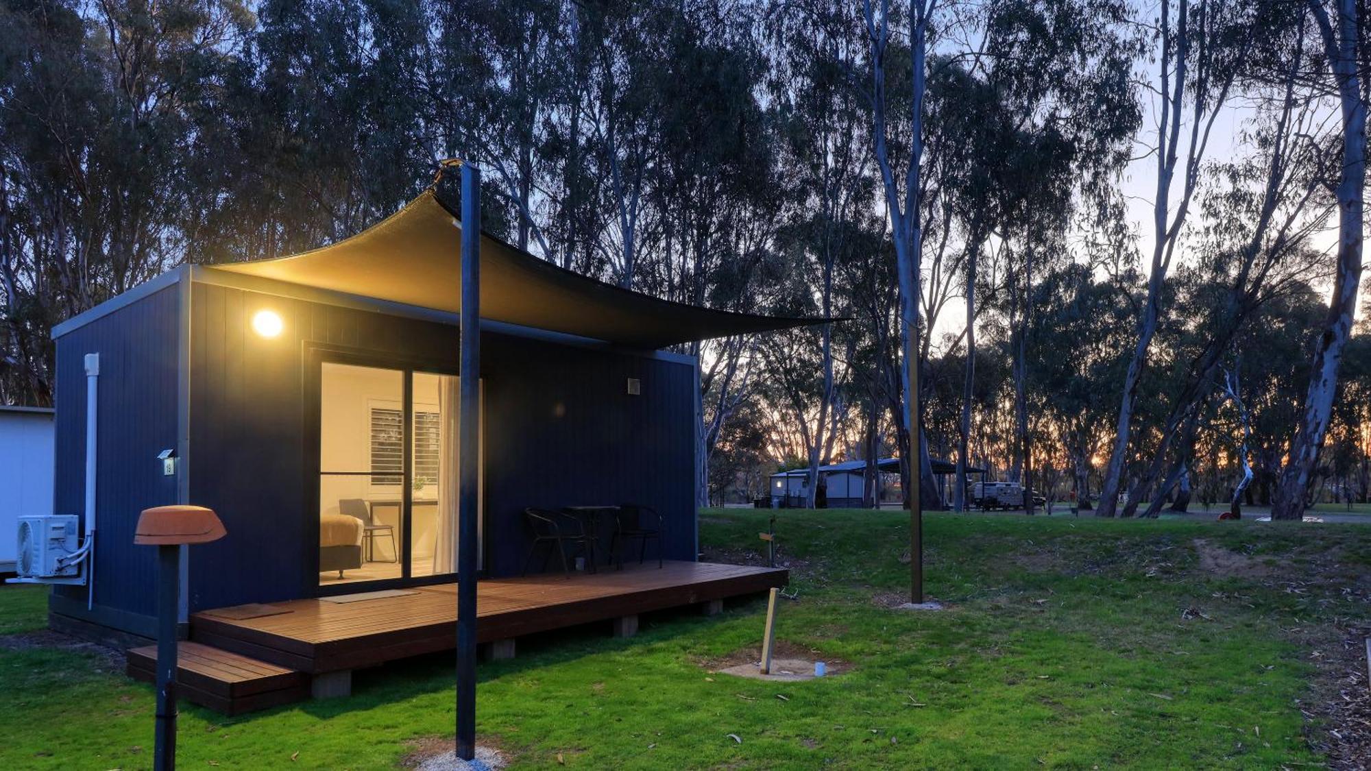 Deniliquin Riverside Caravan Park Dış mekan fotoğraf