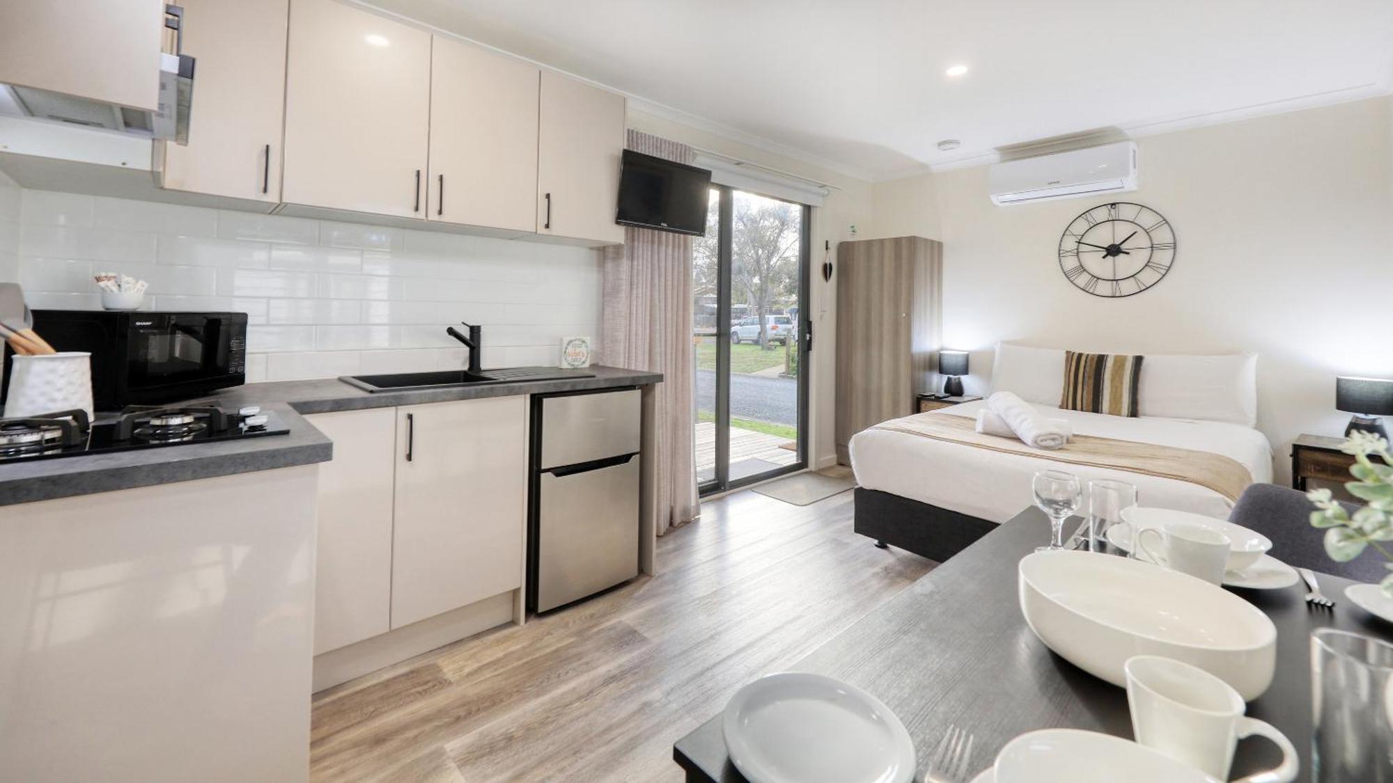 Deniliquin Riverside Caravan Park Dış mekan fotoğraf