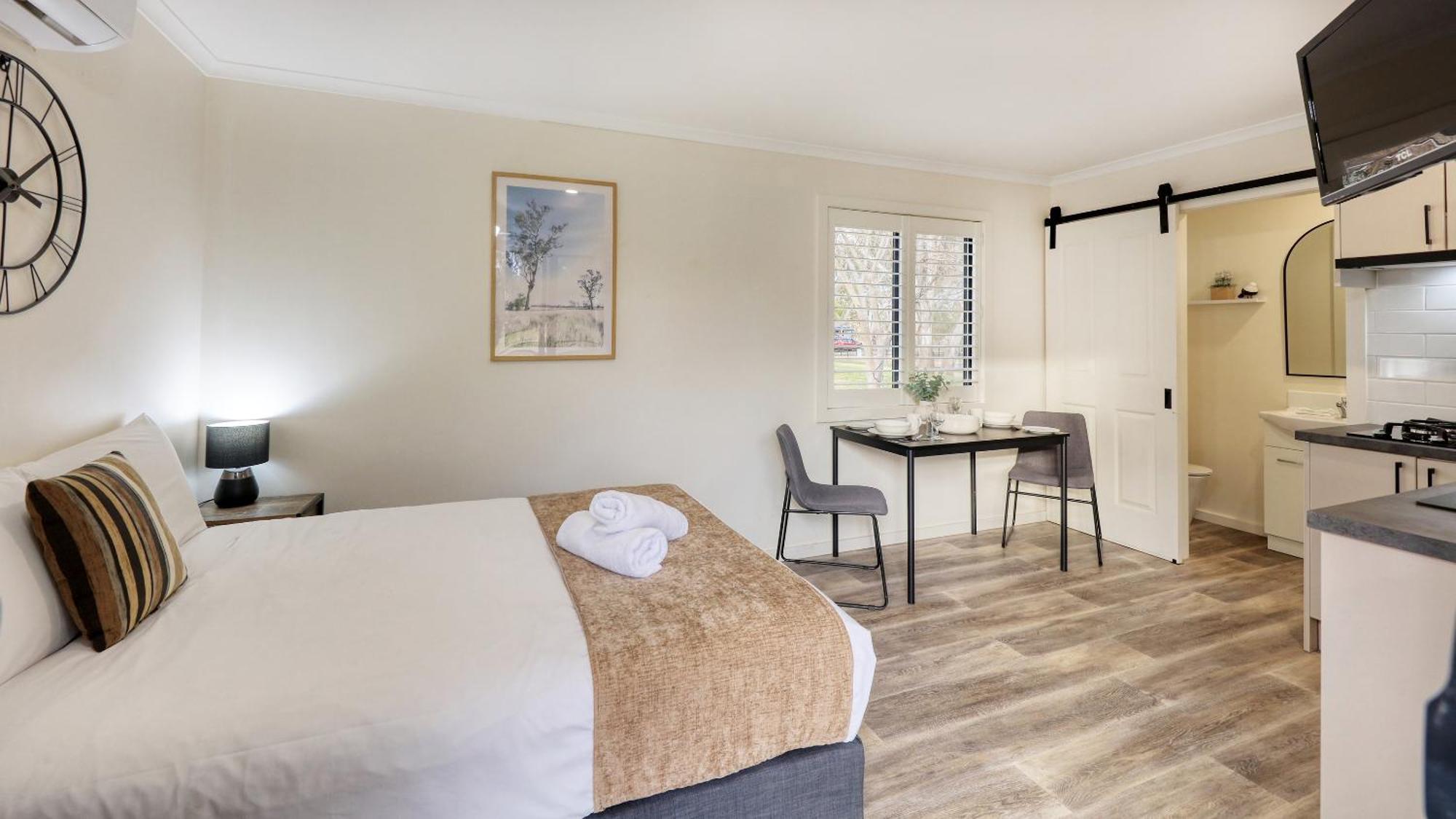 Deniliquin Riverside Caravan Park Dış mekan fotoğraf