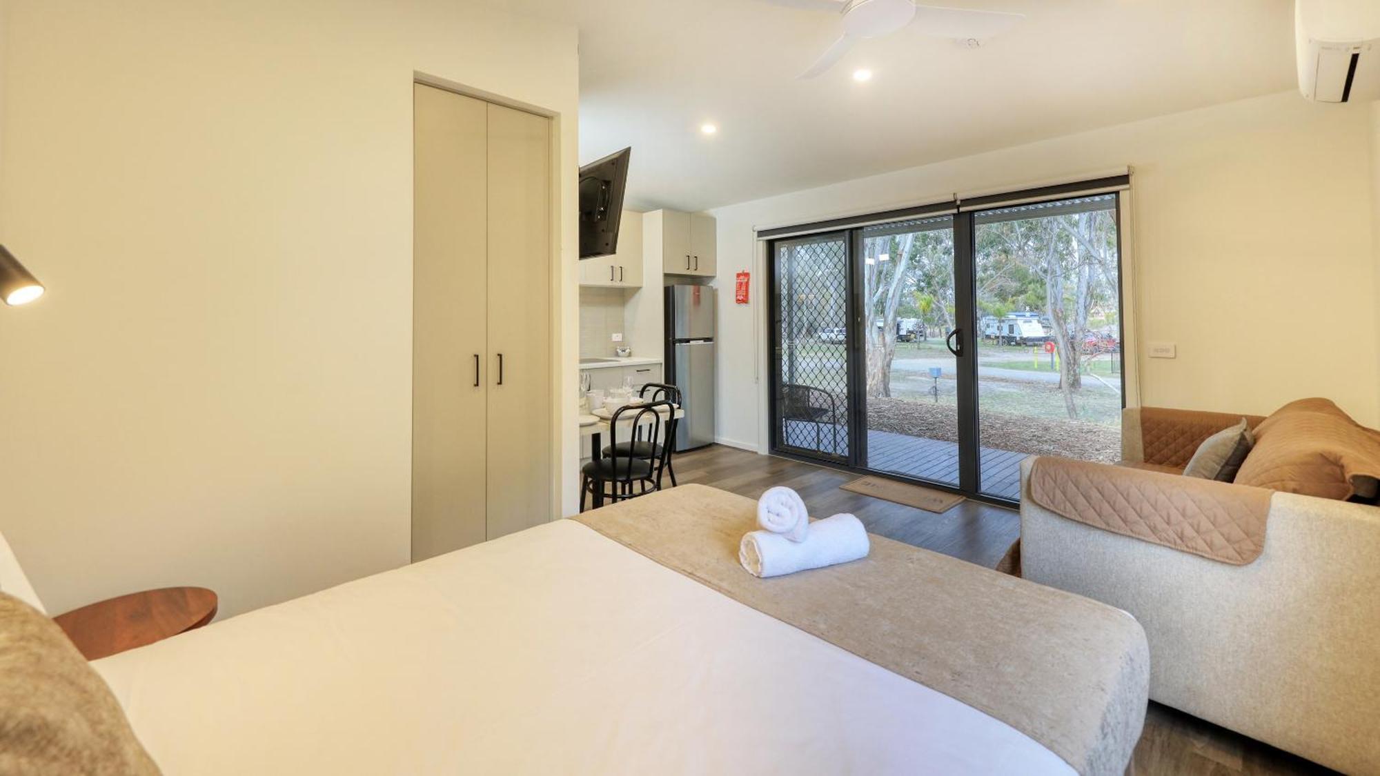 Deniliquin Riverside Caravan Park Dış mekan fotoğraf