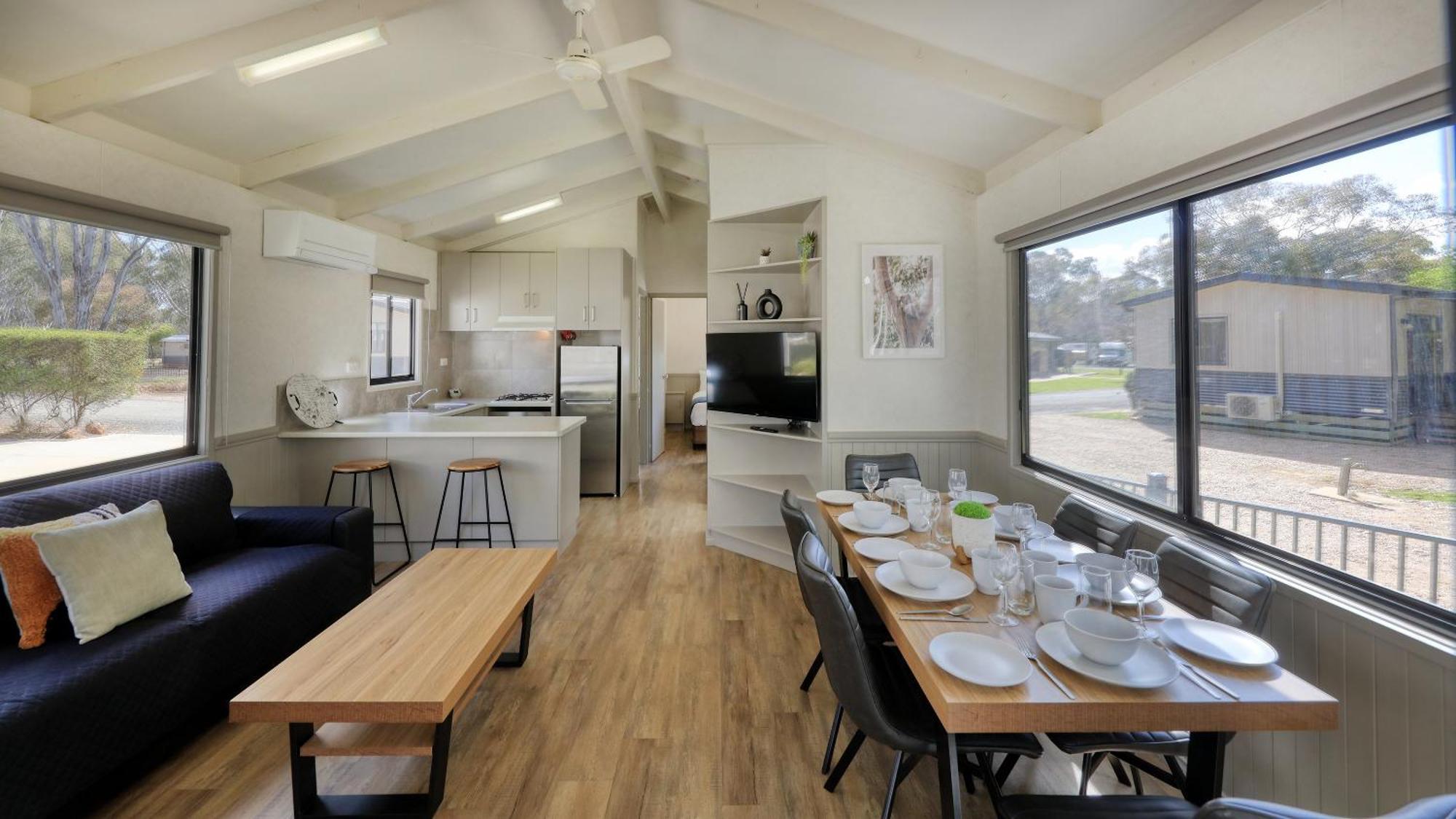 Deniliquin Riverside Caravan Park Dış mekan fotoğraf