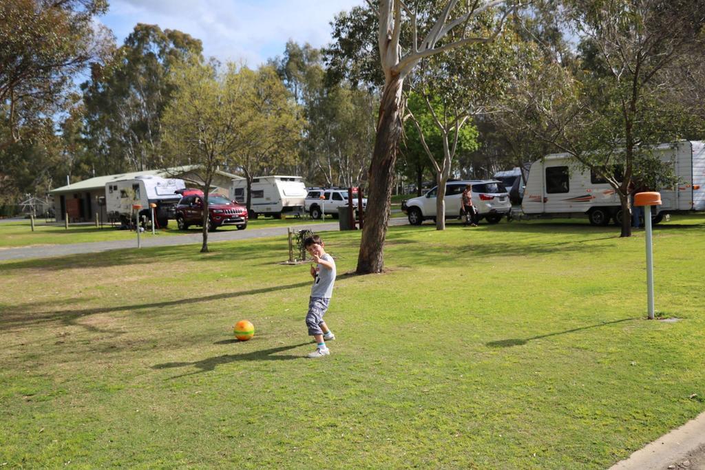 Deniliquin Riverside Caravan Park Dış mekan fotoğraf