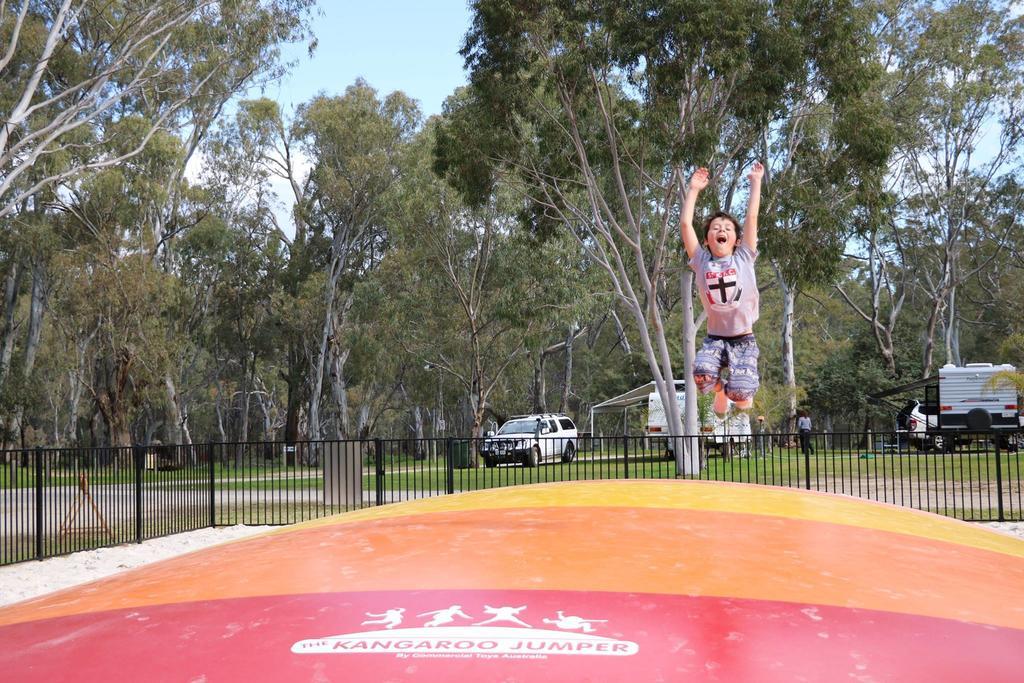 Deniliquin Riverside Caravan Park Dış mekan fotoğraf